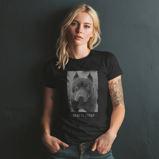 blond tjej som har på sig en tröja med en bild på en amercan bully hund och texten beat it creep