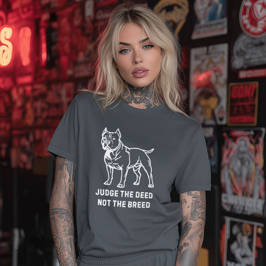 blond tjej med en grå tröja med en bild på en american bully och texten judge the deed not the breed