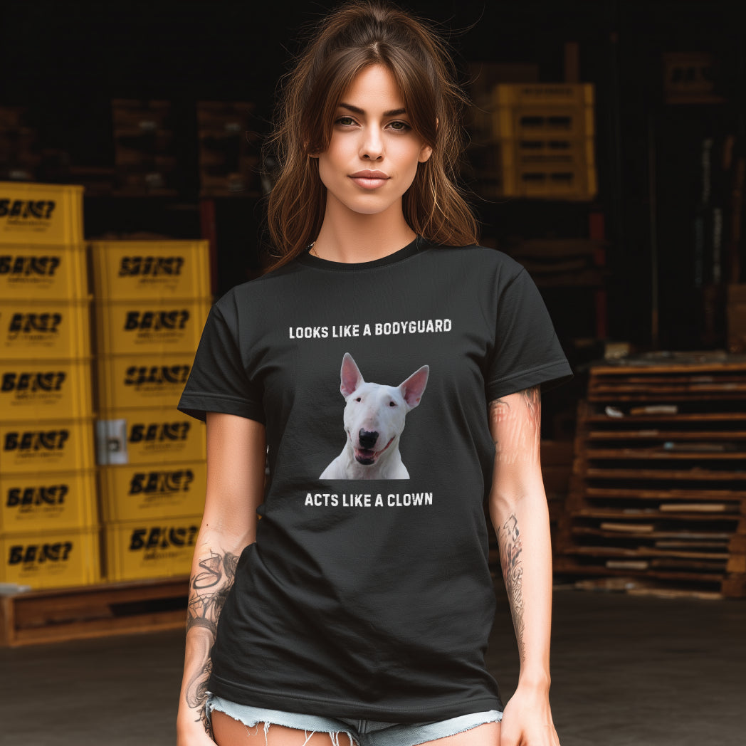 brunhårig tjej med en svart t-shirt med en bild på en vit bullterrier och texten looks like a bodyguard acts like a clown
