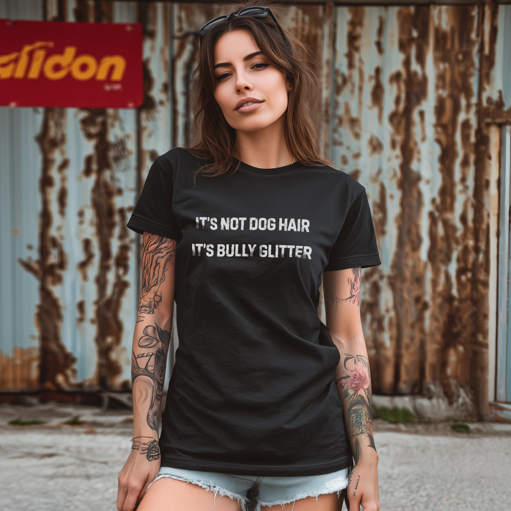 tjej med brunt hår som har på sig en svart tröja med texten it's not dog hair it's bully glitter