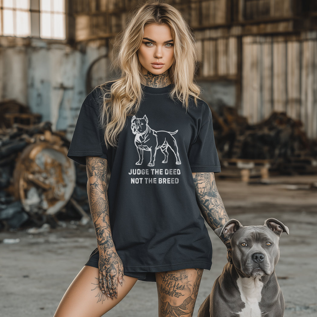 tjej med tröja med texten judge the deed not the breed, med en xl bully bredvid