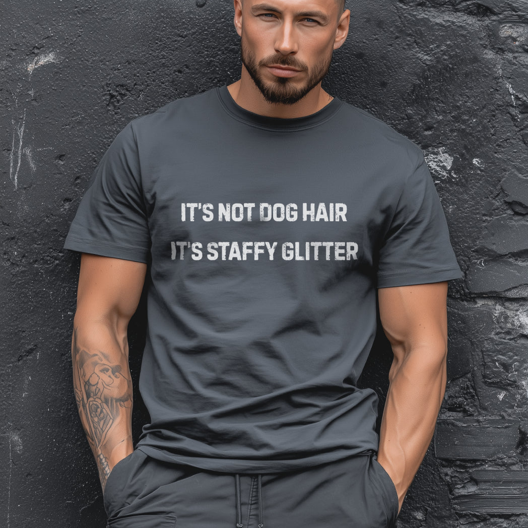 man i en grå t-shirt med texten it's not dog hair it's staffy glitter