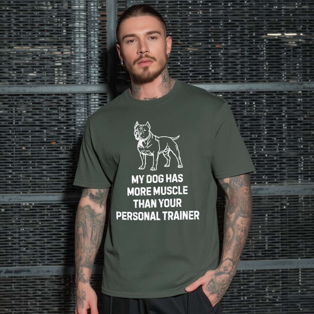 man med en olivgrön t-shirt med en siluett av en bully hund och texten my dog has more muscle than your personal trainer