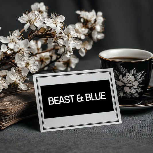 bild på ett presentkort beast and blue, vita blommor och en kopp med kaffe