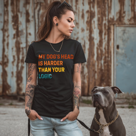 tjej som har på sig en svart t-shirt med texten my dog's head is harder than your logic, i retro-färger