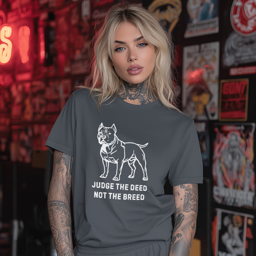 blond tjej med en grå tröja med en bild på en american bully och texten judge the deed not the breed
