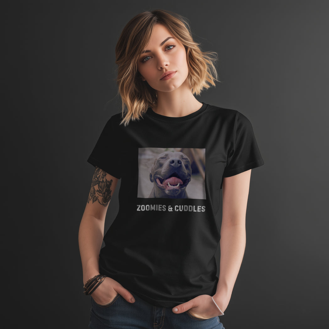 tjej i en svart tröja med texten zoomies and cuddles, och en bild på en staffordshire terrier